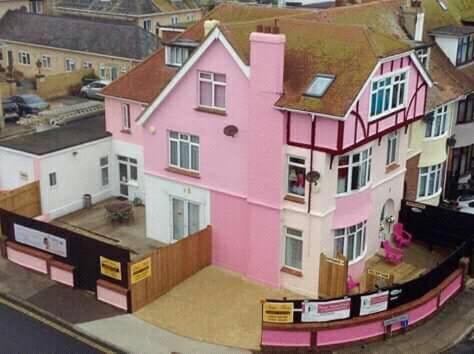 Barbie House: Beachfront With Beauty Amenities 4* Paignton