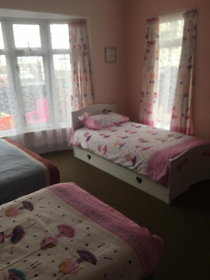Barbie House ,opposite The Beach & Pier , 2 Bedroom With Private Car Space & Garden , Free Access Next Door To The Stunning Ballet & Make Up School & A Beautiful Ladys Beauty Salon (adults Only) 4* Paignton