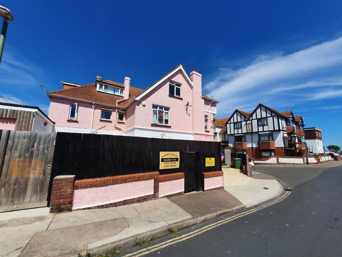 Barbie House: Beachfront With Beauty Amenities Guest house Paignton