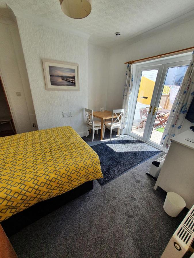 Barbie House: Beachfront With Beauty Amenities Paignton